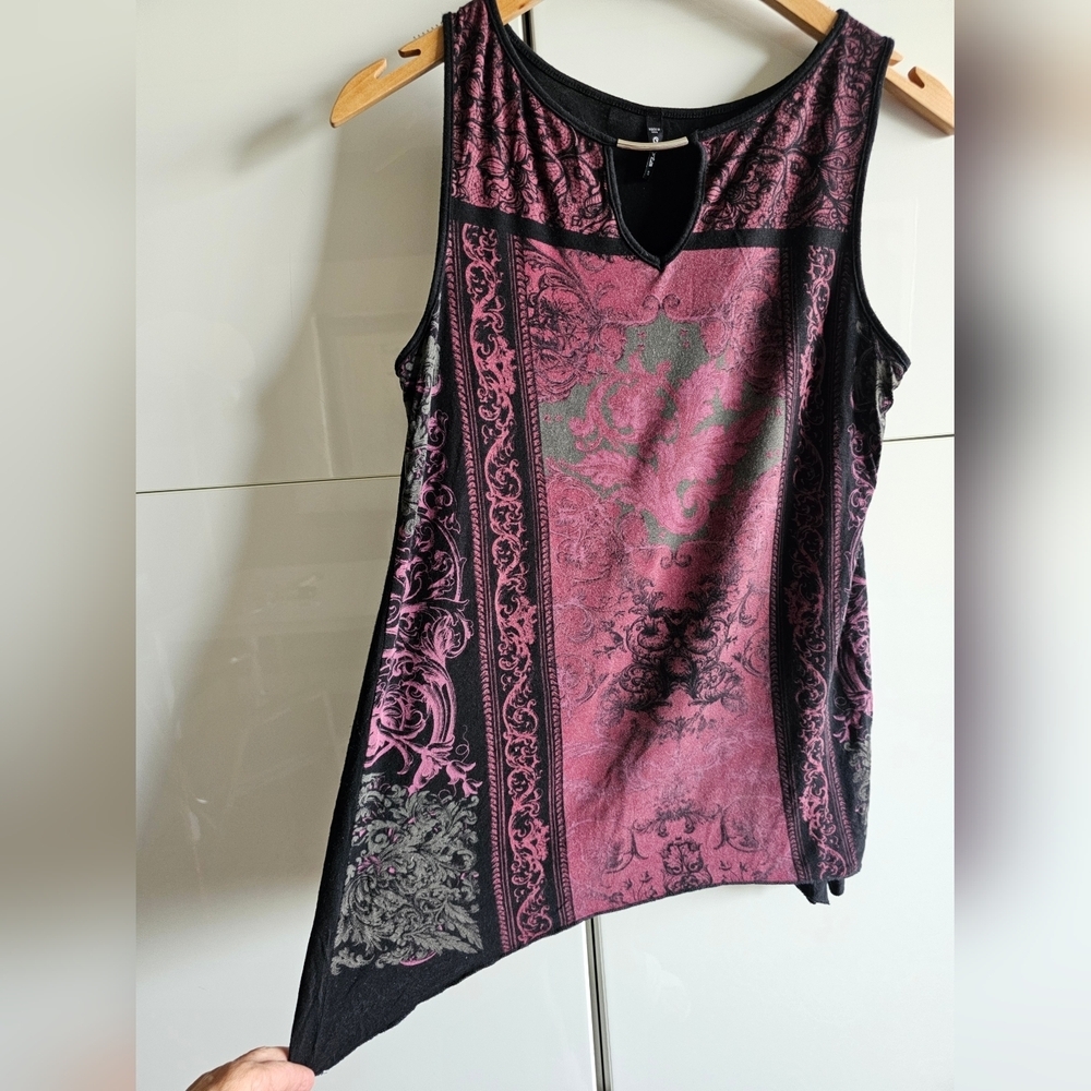 ✨ 3/$20✨ Breezy Shark Hem Sleeveless Burgandy Top
